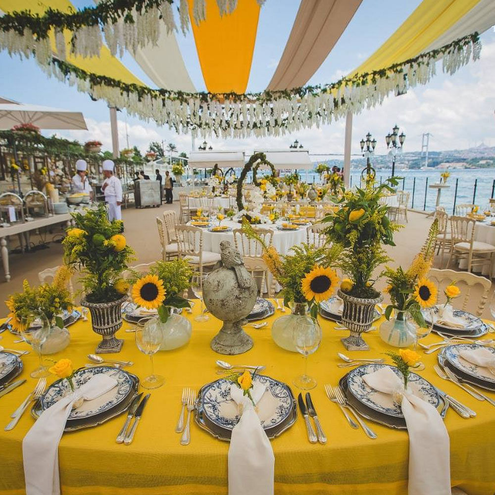 Tablecloth,Yellow,Centrepiece,Serveware,Linens,Petal,Decoration,Dishware,Flower Arranging,Floristry