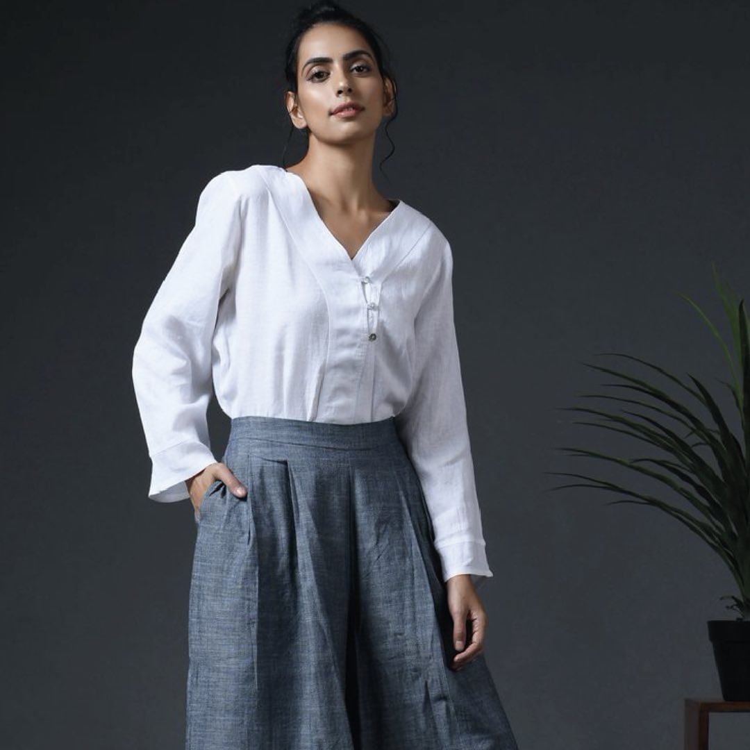 Flowerpot,Sleeve,Shoulder,Collar,Formal wear,Style,Waist,Dress shirt,Fashion,Houseplant