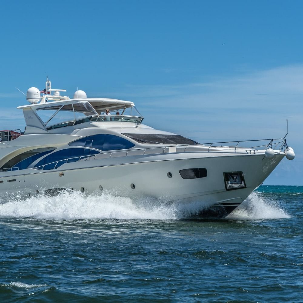 Sky,Daytime,Liquid,Watercraft,Water,Fluid,Luxury yacht,Boat,Ocean,Horizon