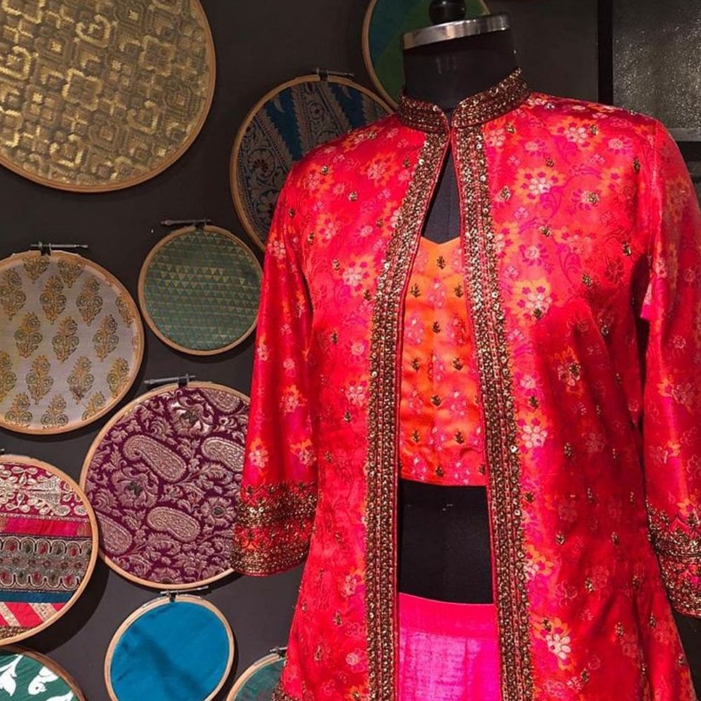 Sleeve,Textile,Red,Pink,Pattern,Magenta,Fashion,Mannequin,Maroon,Dishware