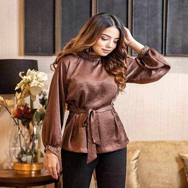 Brown,Sleeve,Textile,Style,Collar,Beauty,Fashion,Street fashion,Couch,Long hair