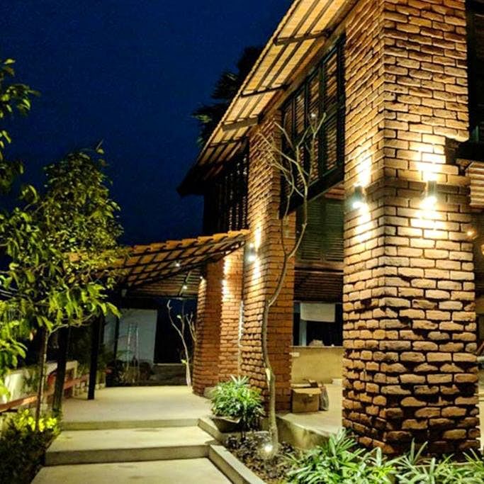 Property,Real estate,Brick,House,Home,Building,Residential area,Brickwork,Stone wall,Walkway