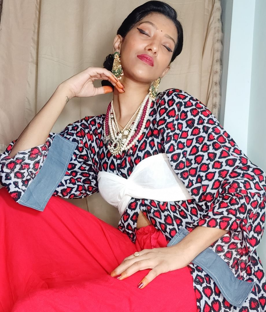 Clothing,Beauty,Photo shoot,Sitting,Photography,Dress,Pattern,Textile,Sleeve,Fashion model