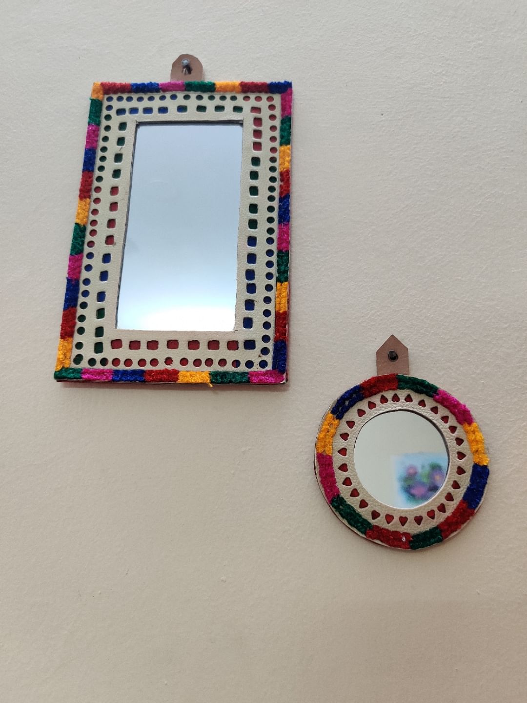 Picture frame,Fashion accessory,Rectangle,Ornament,Jewellery,Circle,Art