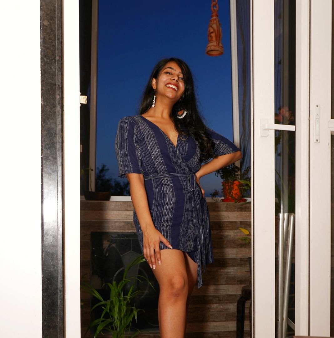 Clothing,Beauty,Shoulder,Leg,Fashion,Dress,Thigh,Long hair,Photo shoot,Footwear