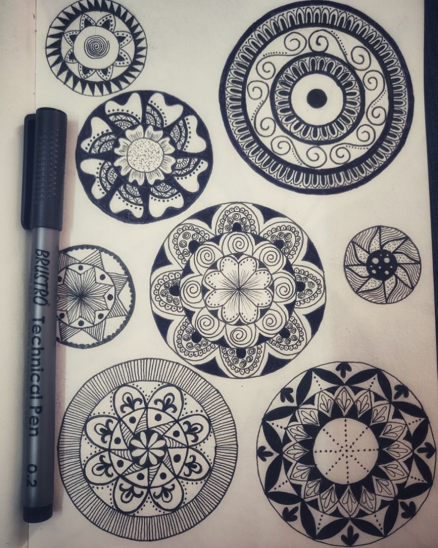 Drawing,Pattern,Circle,Line art,Design,Doodle,Illustration,Visual arts,Plate,Ornament