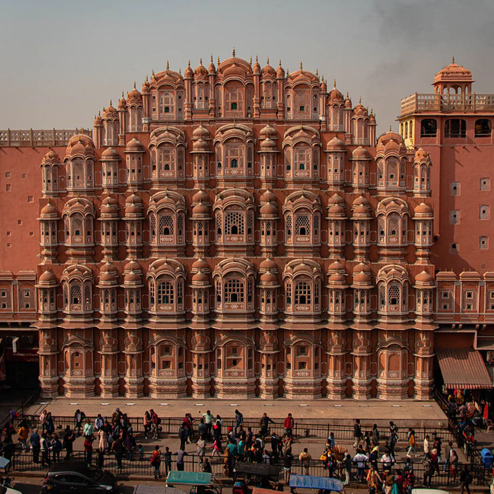 Facade,Landmark,Town square,Classical architecture,Plaza,Metropolis,Mixed-use,Palace,Arcade,Traffic