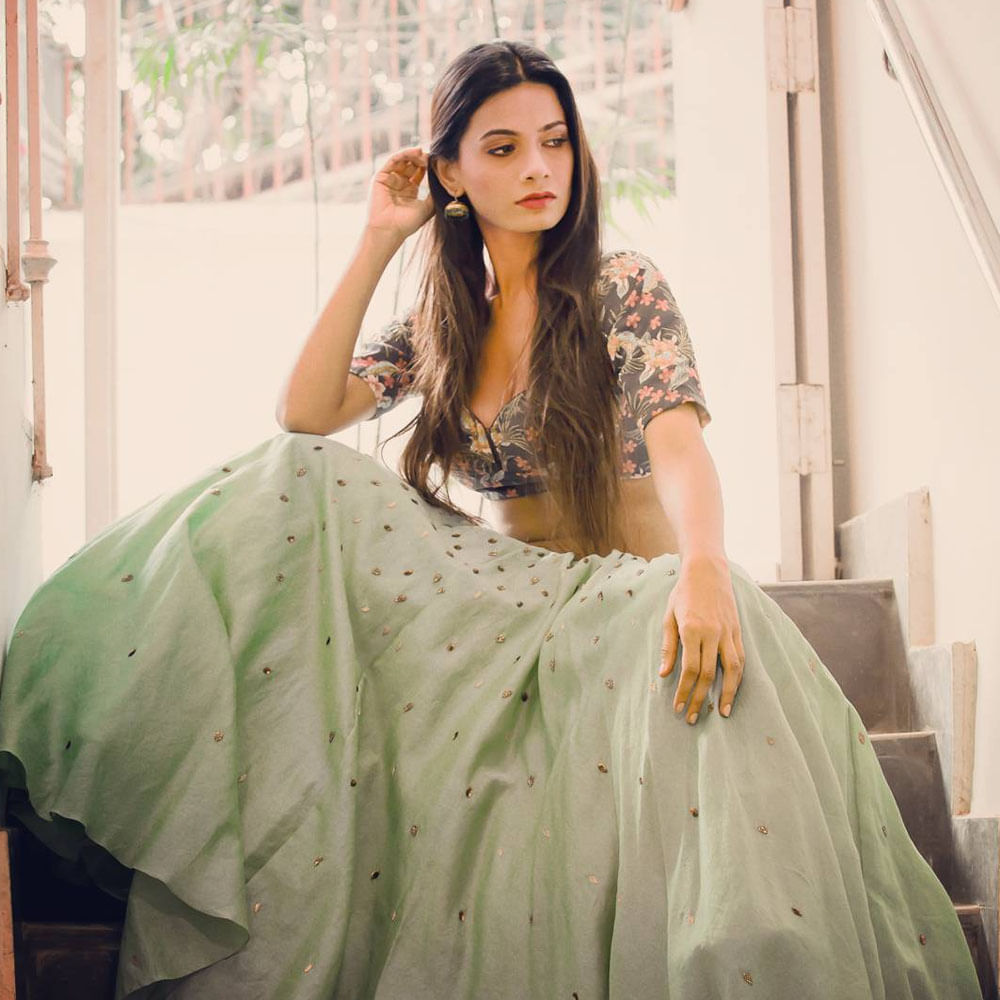 Hairstyle,Shoulder,Textile,Dress,Fashion,Beauty,Long hair,Eyelash,Day dress,Model