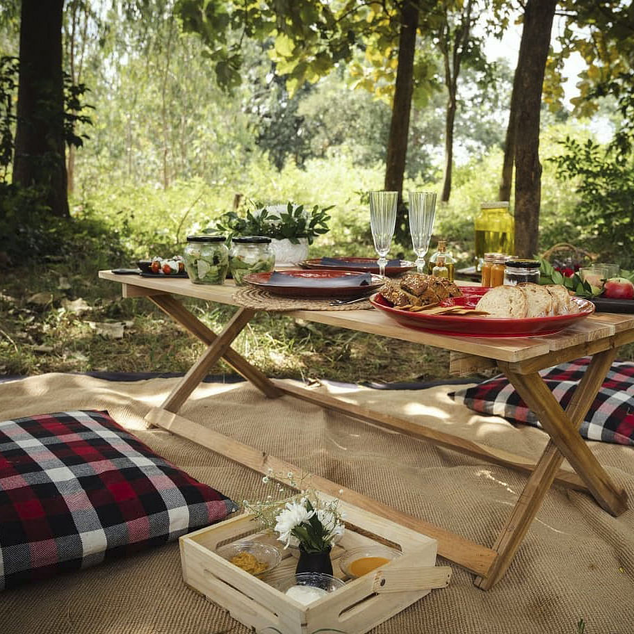 Table,Furniture,Plaid,Tartan,Outdoor table,Garden,Outdoor furniture,Home accessories,Linens,Design