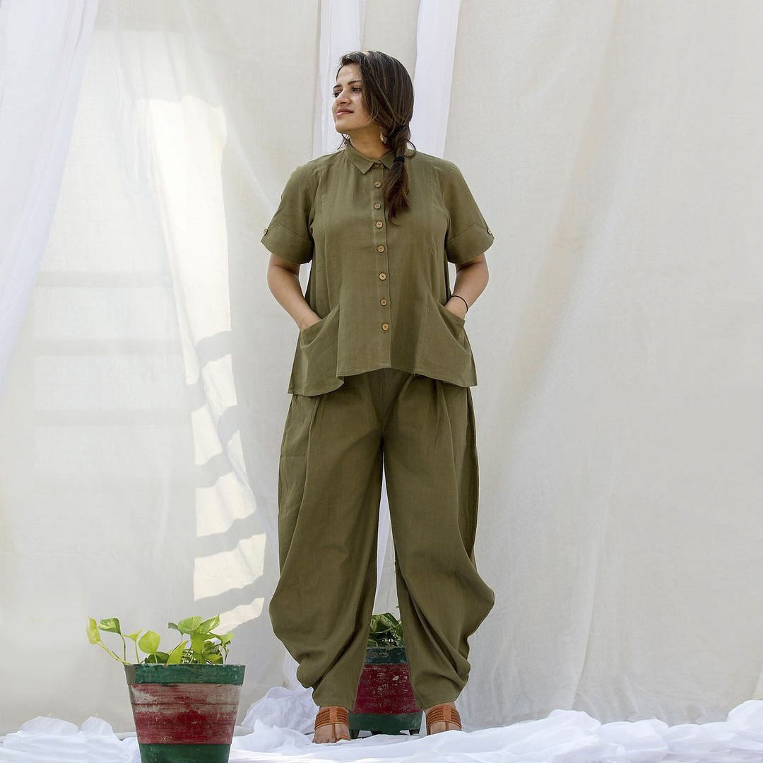 Green,Sleeve,Flowerpot,Textile,Standing,Khaki,Elbow,Maroon,Houseplant,Coquelicot