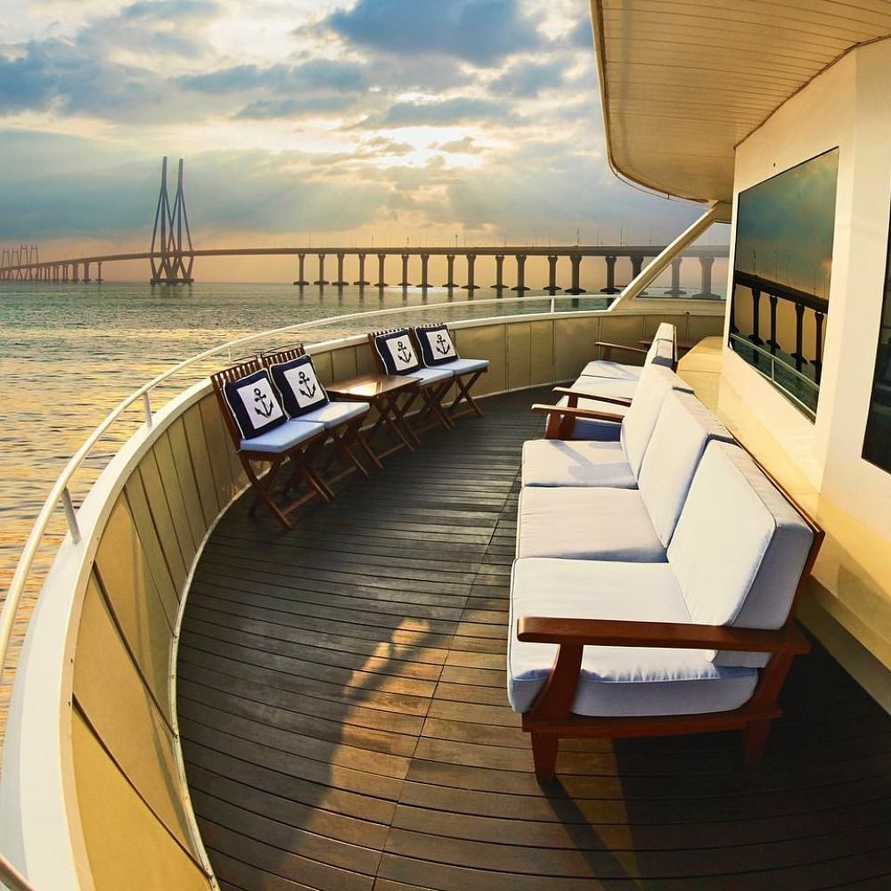 Horizon,Ocean,Deck,Hardwood,Sunset,Deck,Handrail,Evening,Balcony,Sunrise