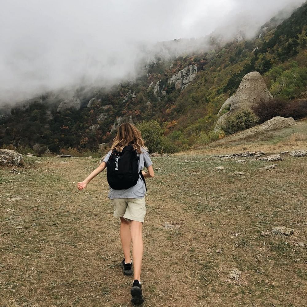 Mountainous landforms,Highland,Shorts,People in nature,Mountain,Atmospheric phenomenon,Mist,Travel,Hill station,Fog