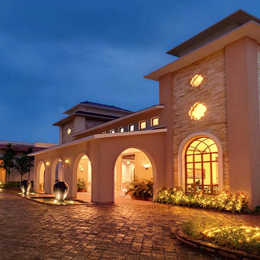 Sky,Plant,Building,Window,House,Clock,Dusk,Residential area,Facade,Landscape