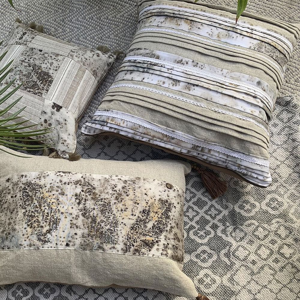 Wood,Textile,Grey,Rectangle,Table,Flooring,Floor,Tablecloth,Grass,Linens