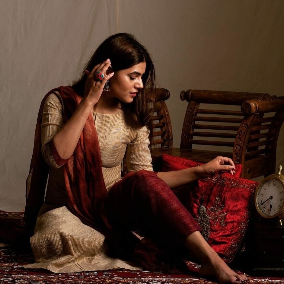 Comfort,Flash photography,Thigh,Knee,Clock,Wood,Fashion design,Black hair,Long hair,Human leg