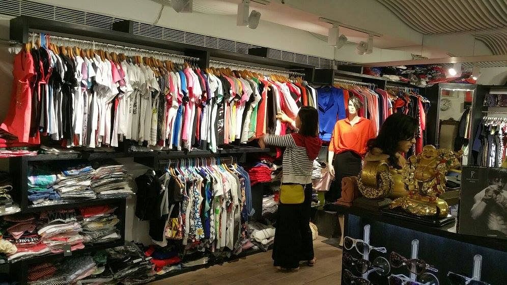 Textile,Selling,Retail,Customer,Clothes hanger,Market,Building,T-shirt,Sportswear,City