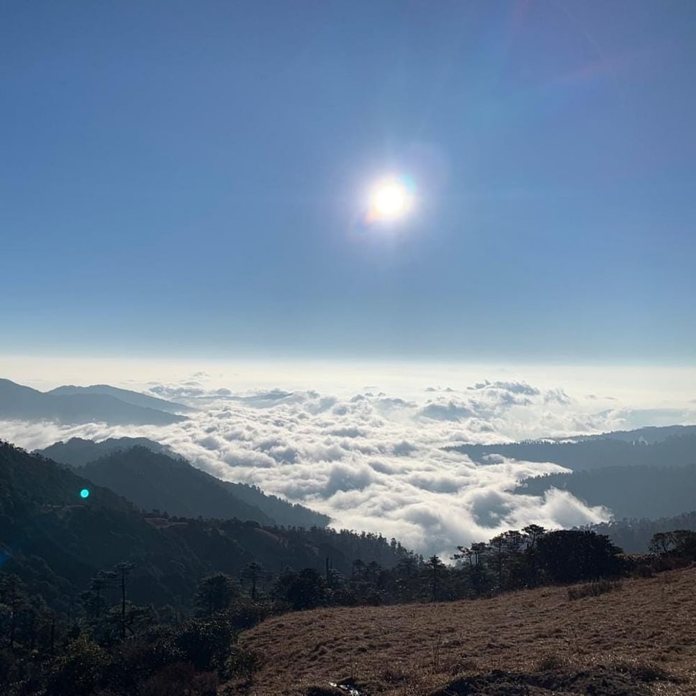 Sky,Atmosphere,Ecoregion,Mountain,Cloud,Natural environment,Natural landscape,Slope,Highland,Sunlight