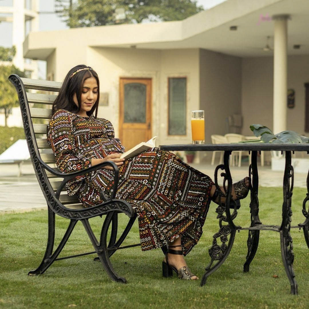 People in nature,Leisure,Tree,Grass,Public space,Fawn,Table,Comfort,Street fashion,Tints and shades