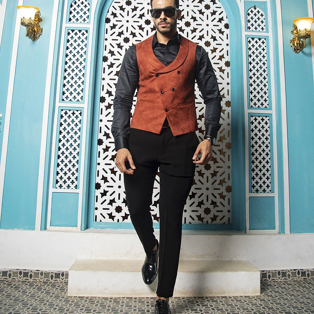 Joint,Outerwear,Photograph,Shoulder,Neck,Street fashion,Vision care,Sleeve,Waist,Standing