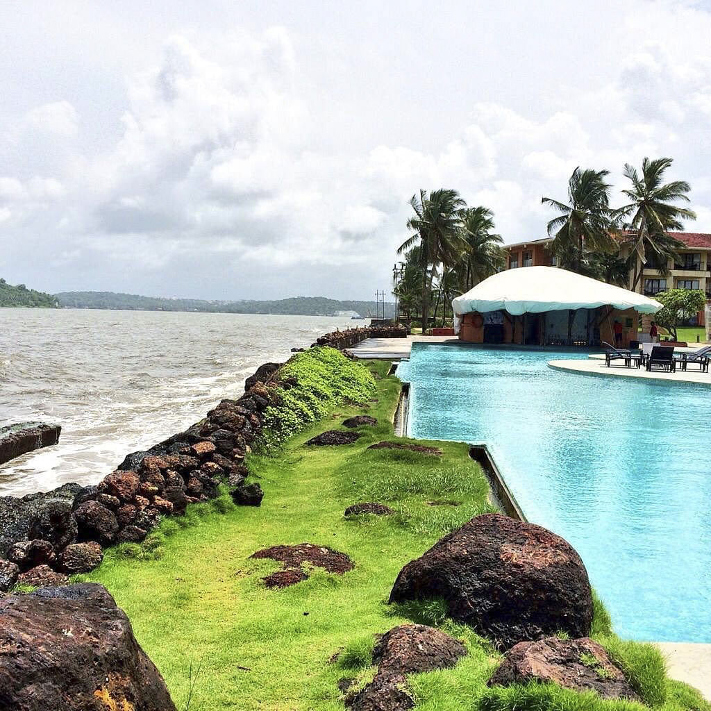 Cloud,Sky,Water,Water resources,Plant,Natural landscape,Tree,Seaside resort,Coastal and oceanic landforms,Arecales