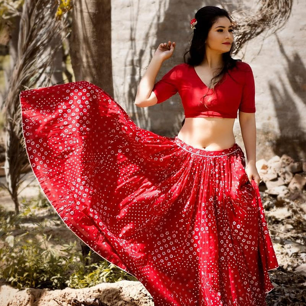 People in nature,Dance,Textile,Flash photography,Waist,Performing arts,Thigh,Trunk,Abdomen,Entertainment