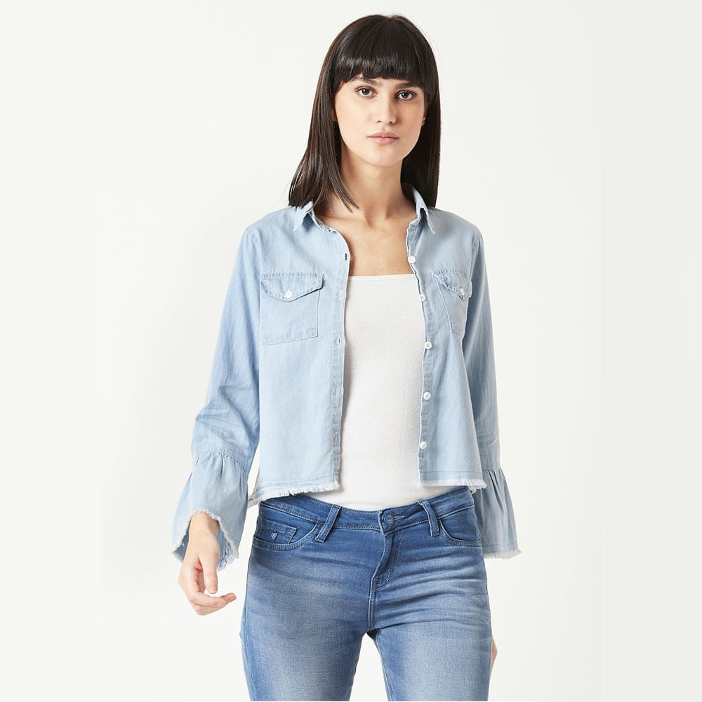 Clothing,Outerwear,Arm,Neck,Sleeve,Street fashion,Gesture,Grey,Collar,Fashion design