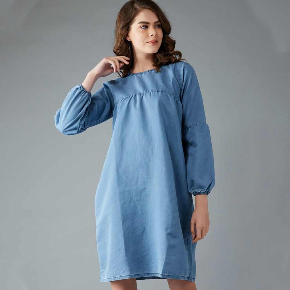 Hair,Hand,Hairstyle,Arm,One-piece garment,Dress,Leg,White,Day dress,Azure