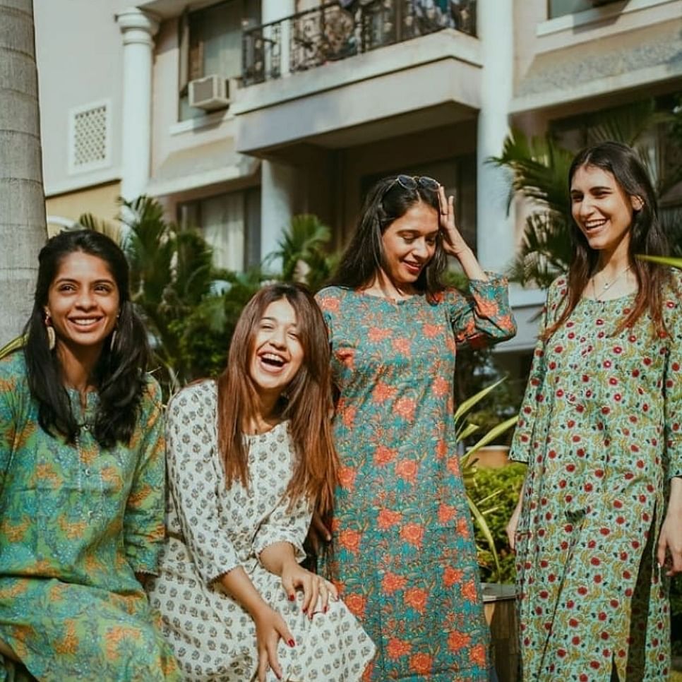 Smile,One-piece garment,Green,Window,Textile,Sleeve,Street fashion,Happy,Dress,Waist