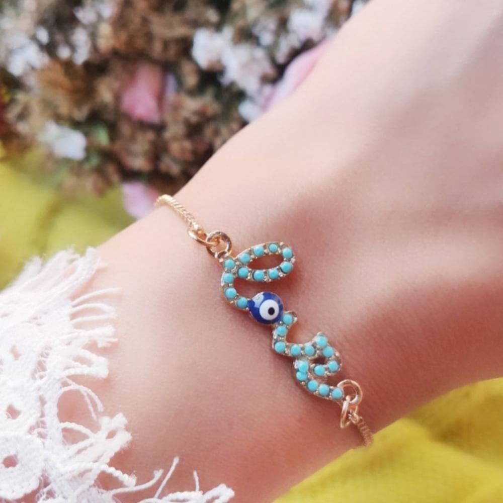 Body jewelry,Finger,Dress,Pink,Natural material,Necklace,Wrist,Jewellery,Bracelet,Font