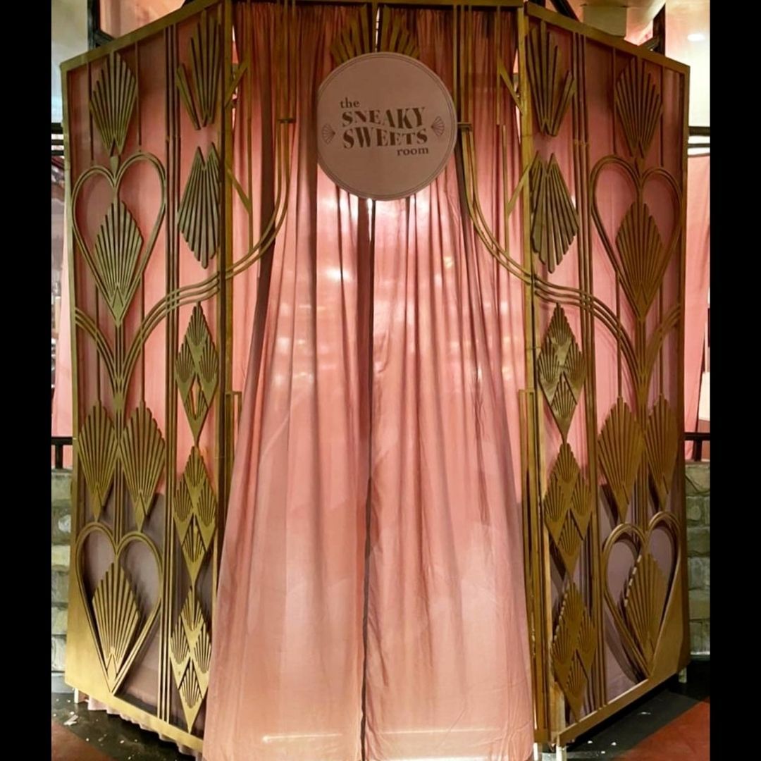 Outerwear,Plant,Product,Wood,Textile,Window,Sleeve,Interior design,Door,Curtain