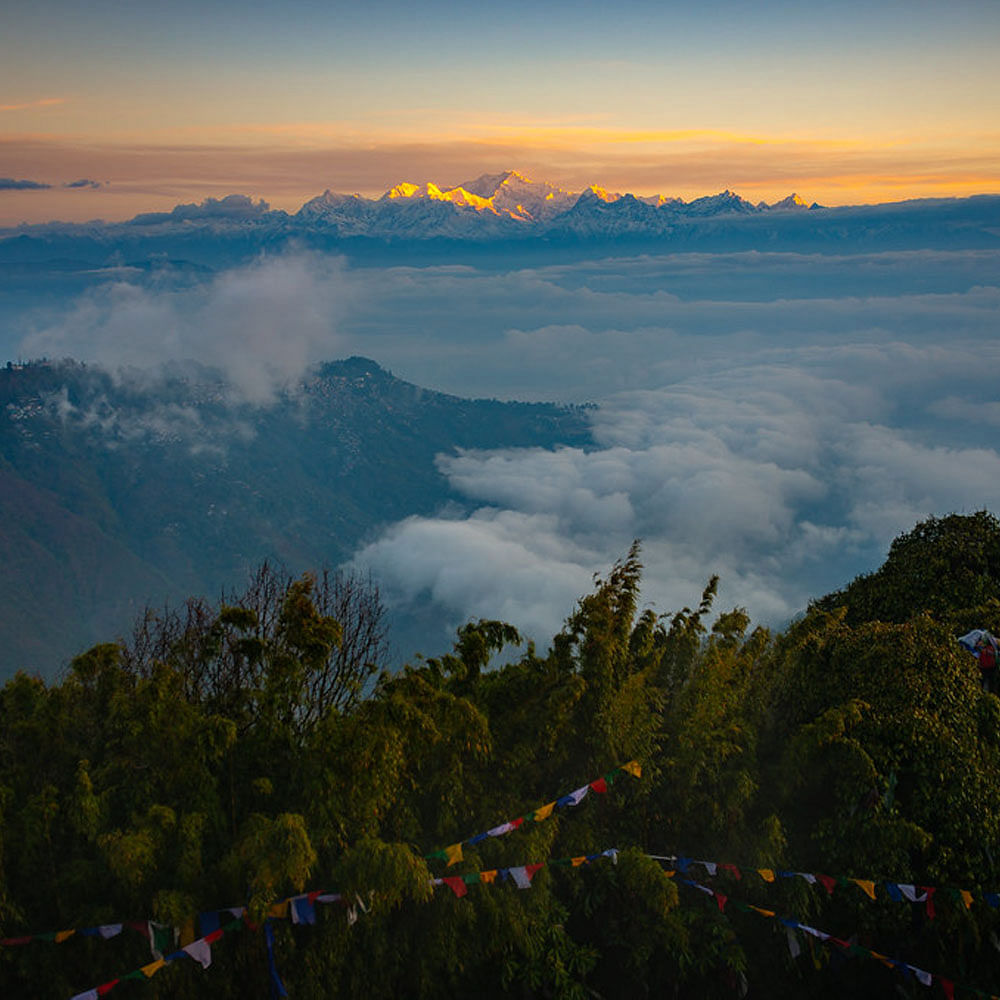 Cloud,Sky,Atmosphere,Ecoregion,Mountain,Natural landscape,Nature,Natural environment,Highland,Vegetation