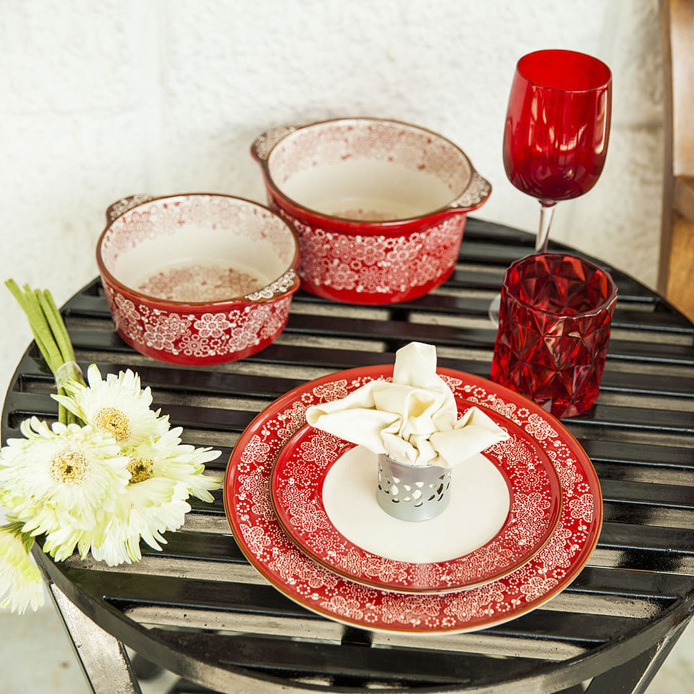 Tableware,Flower,Drinkware,Furniture,Dishware,Stemware,Plant,Cup,Plate,Textile