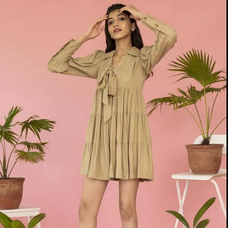 Hair,Joint,Plant,Outerwear,Shoulder,One-piece garment,Leg,Flowerpot,Dress,Neck