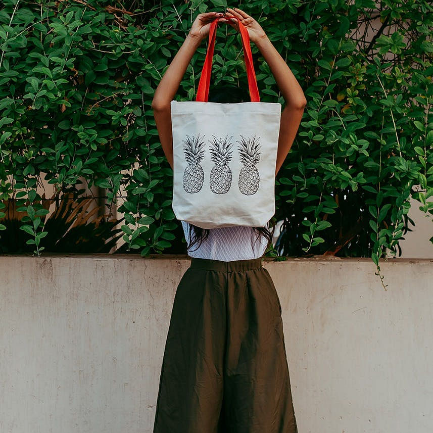 Shoulder,Plant,Green,Luggage and bags,Sleeve,Waist,Bag,Clothes hanger,Grass,Street fashion