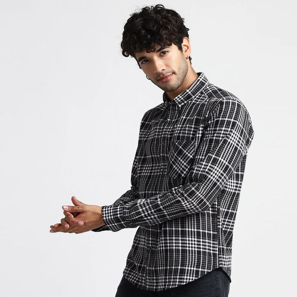 Hand,Arm,Tartan,Dress shirt,Neck,Human body,Sleeve,Gesture,Collar,Waist