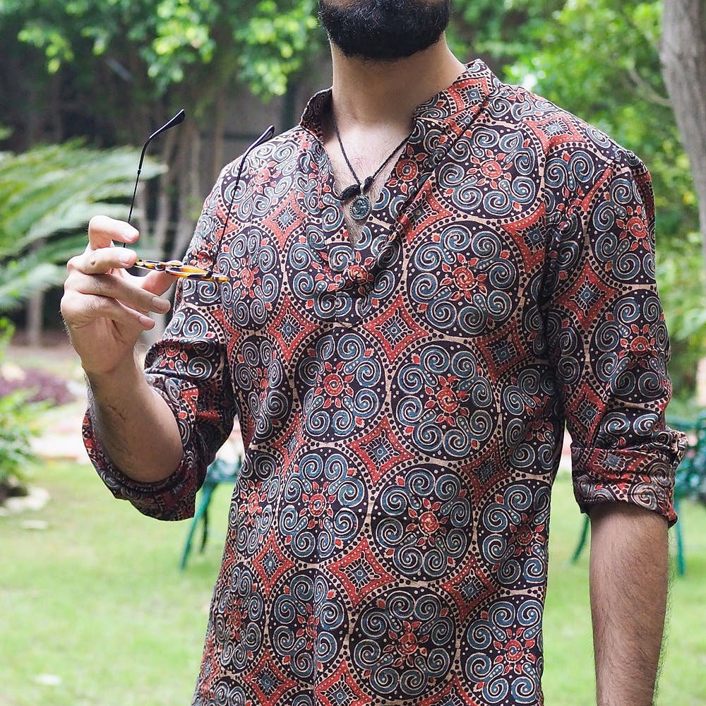 Hand,Plant,Shoulder,Tartan,Dress shirt,Neck,Street fashion,Sleeve,Gesture,Beard