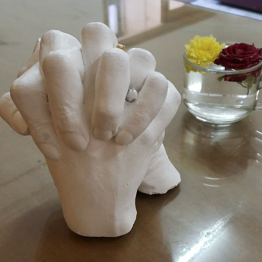 Flower,Petal,Gesture,Table,Sculpture,Drinkware,Tableware,Artifact,Artificial flower,Flower Arranging