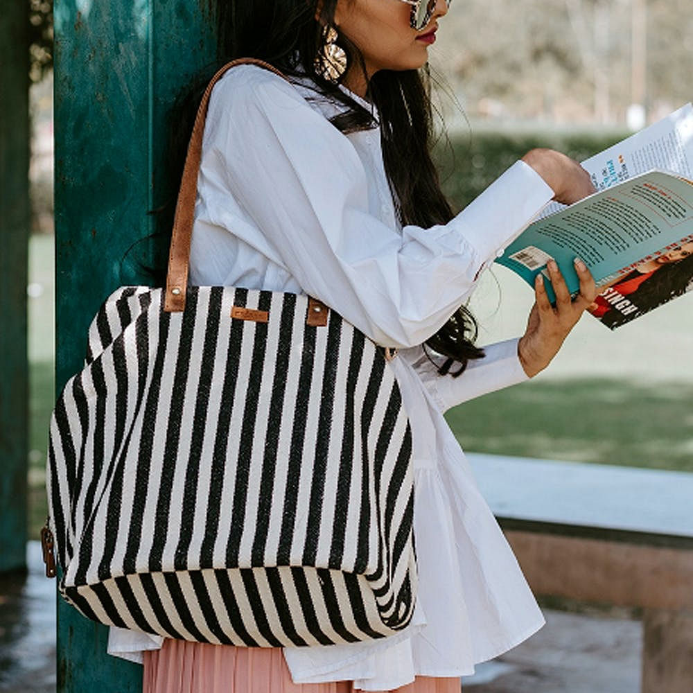 Joint,Hairstyle,Shoulder,Photograph,White,Accordionist,Street fashion,Neck,Sleeve,Waist