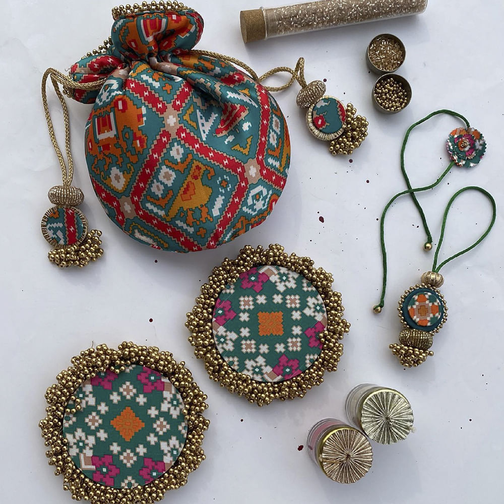 Creative arts,Body jewelry,Ornament,Art,Jewellery,Pattern,Font,Circle,Metal,Craft