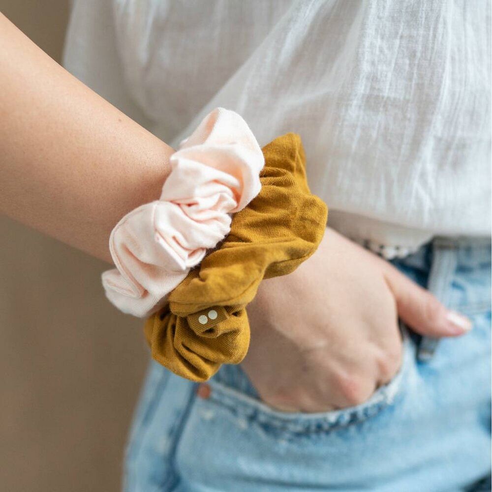 Hand,Dress,Neck,Sleeve,Gesture,Waist,Finger,Street fashion,Glove,Thumb