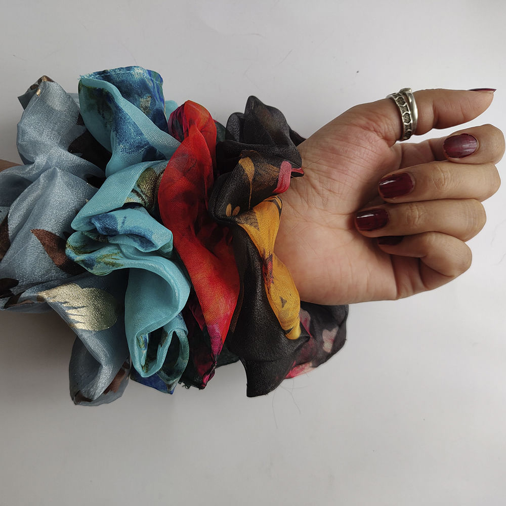 Plant,Flower,Gesture,Petal,Hybrid tea rose,Rose,Wrist,Thumb,Art,Bag