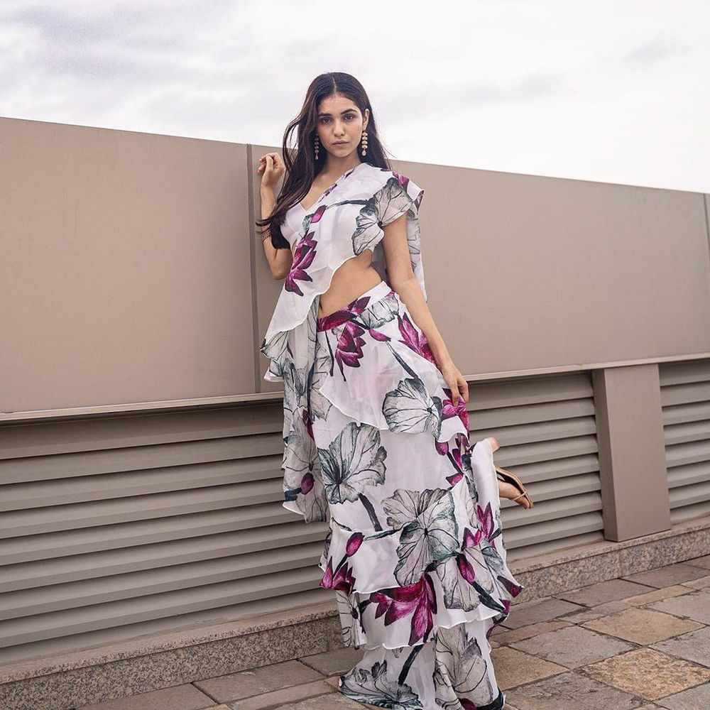 Outerwear,Shoe,Shoulder,One-piece garment,Street fashion,Sleeve,Sky,Waist,Dress,Thigh