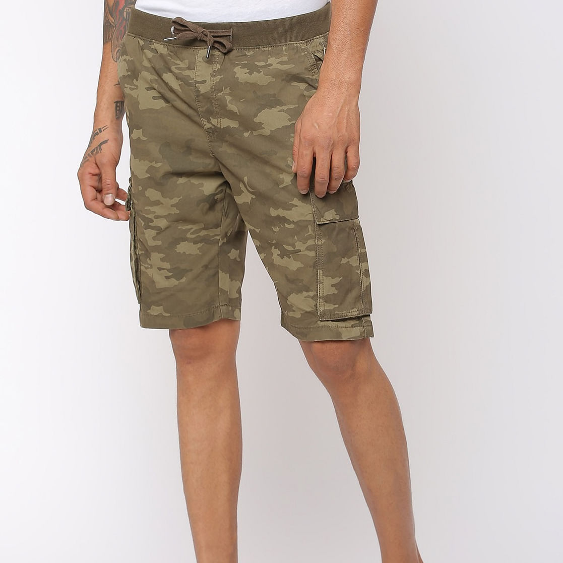 Shorts,Camouflage,Active shorts,Sleeve,Waist,Gesture,Thigh,Grey,Bermuda shorts,Collar