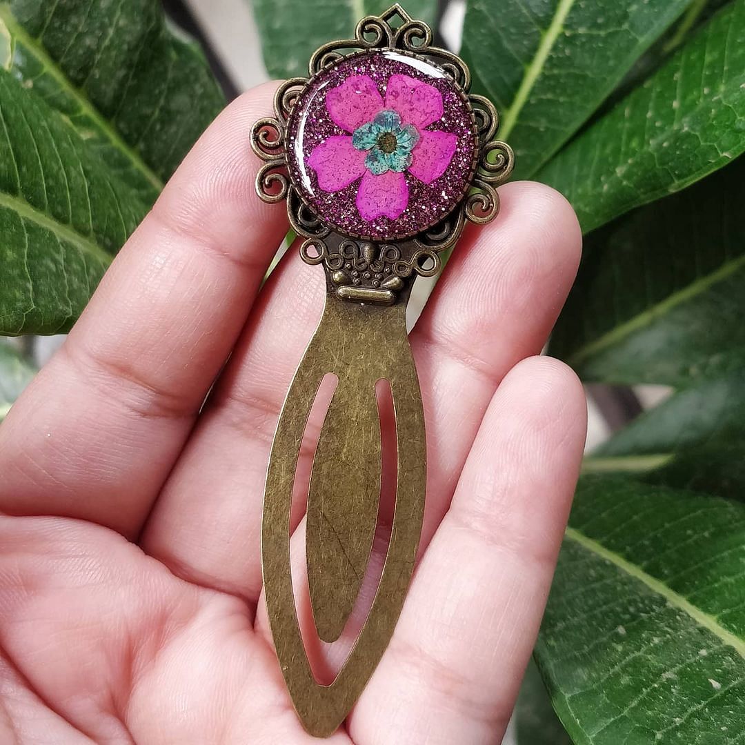 Green,Body jewelry,Botany,Finger,Terrestrial plant,Jewellery,Petal,Plant,Close-up,Magenta
