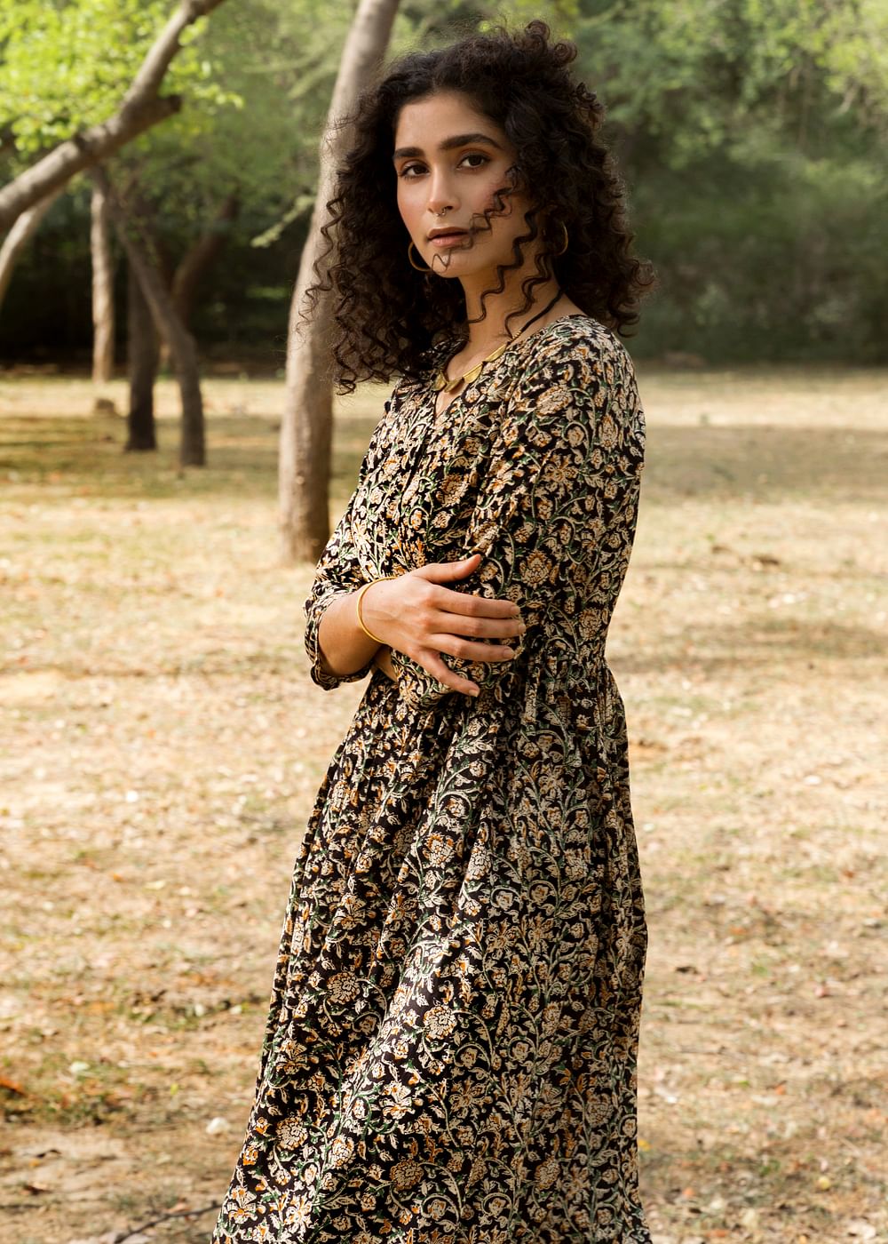 People in nature,Tree,One-piece garment,Sleeve,Street fashion,Waist,Day dress,Grass,Sunlight,Flash photography
