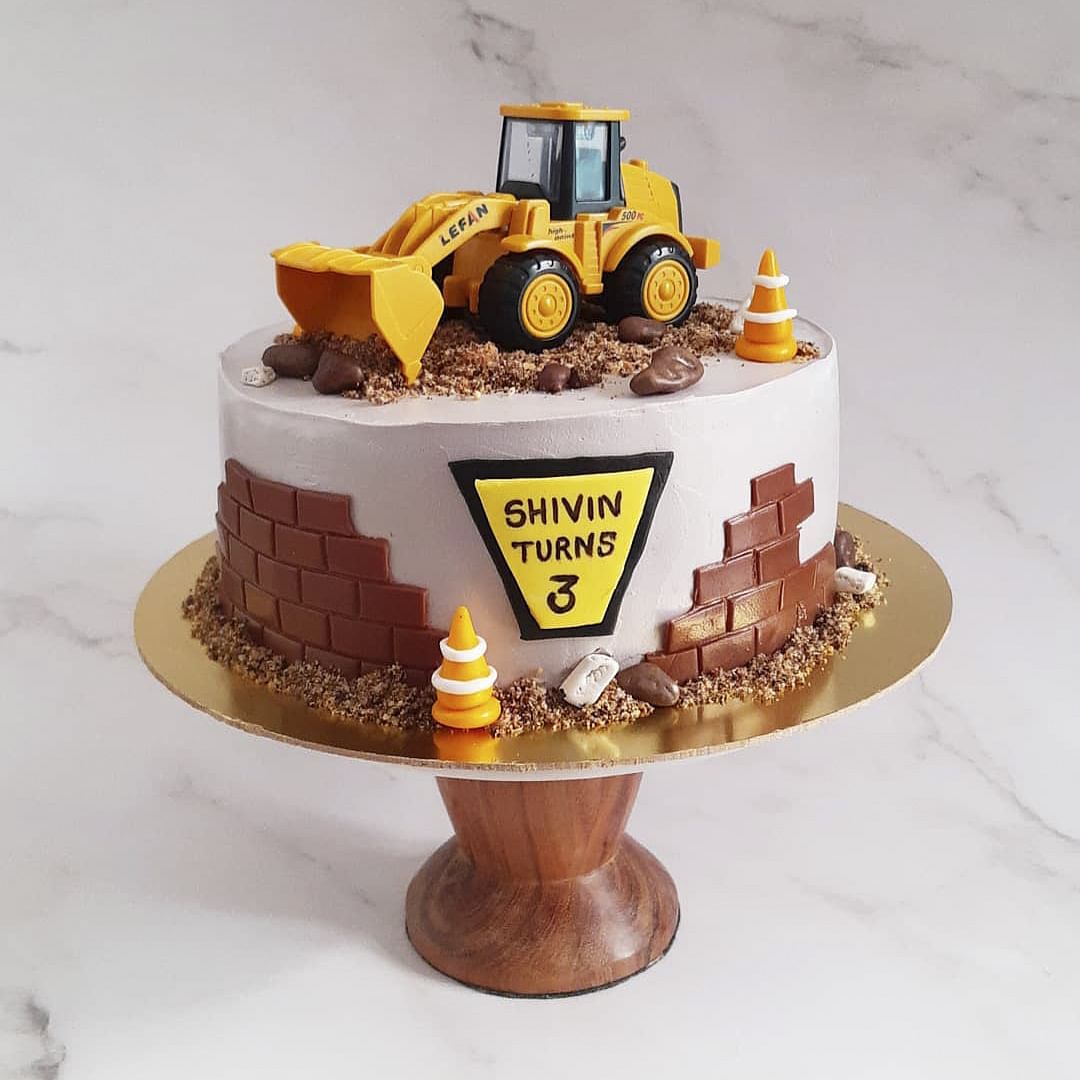 Vehicle,Wheel,Tire,Cake decorating,Cake decorating supply,Cake,Motor vehicle,Baked goods,Sugar cake,Cuisine