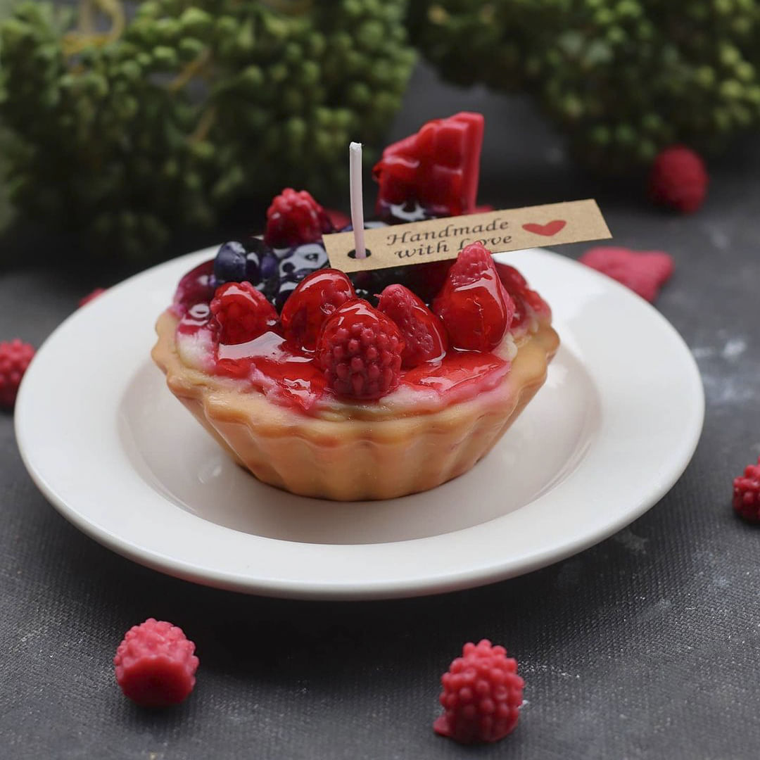 Food,Tableware,Cake,Cake decorating,Plant,Plate,Strawberry,Recipe,Ingredient,Red