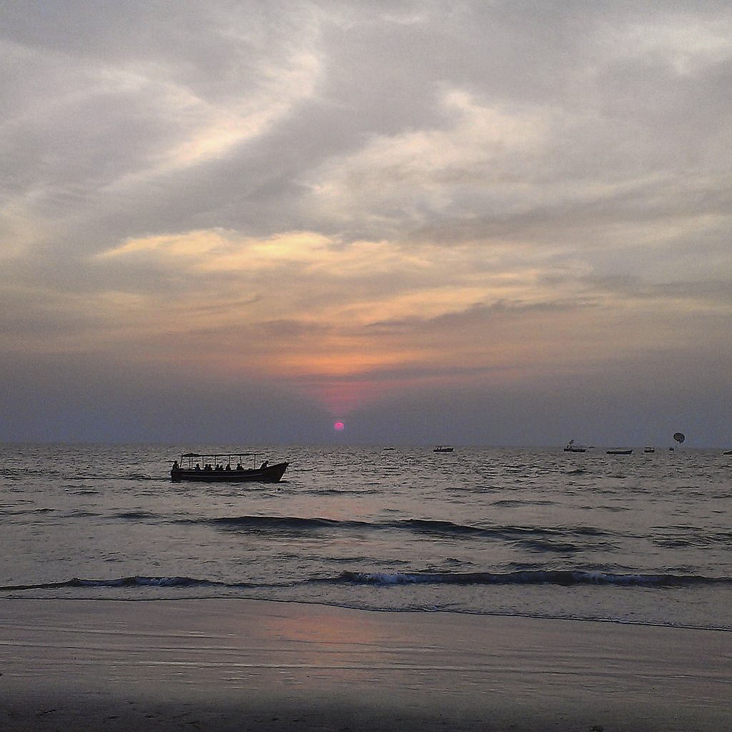 Cloud,Water,Sky,Boat,Fluid,Afterglow,Dusk,Coastal and oceanic landforms,Sunset,Sunrise