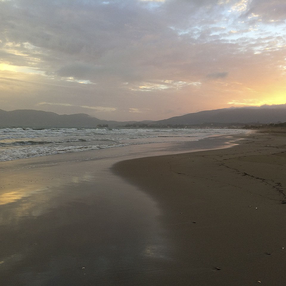 Cloud,Sky,Water,Atmosphere,Water resources,Fluid,Afterglow,Coastal and oceanic landforms,Beach,Cumulus