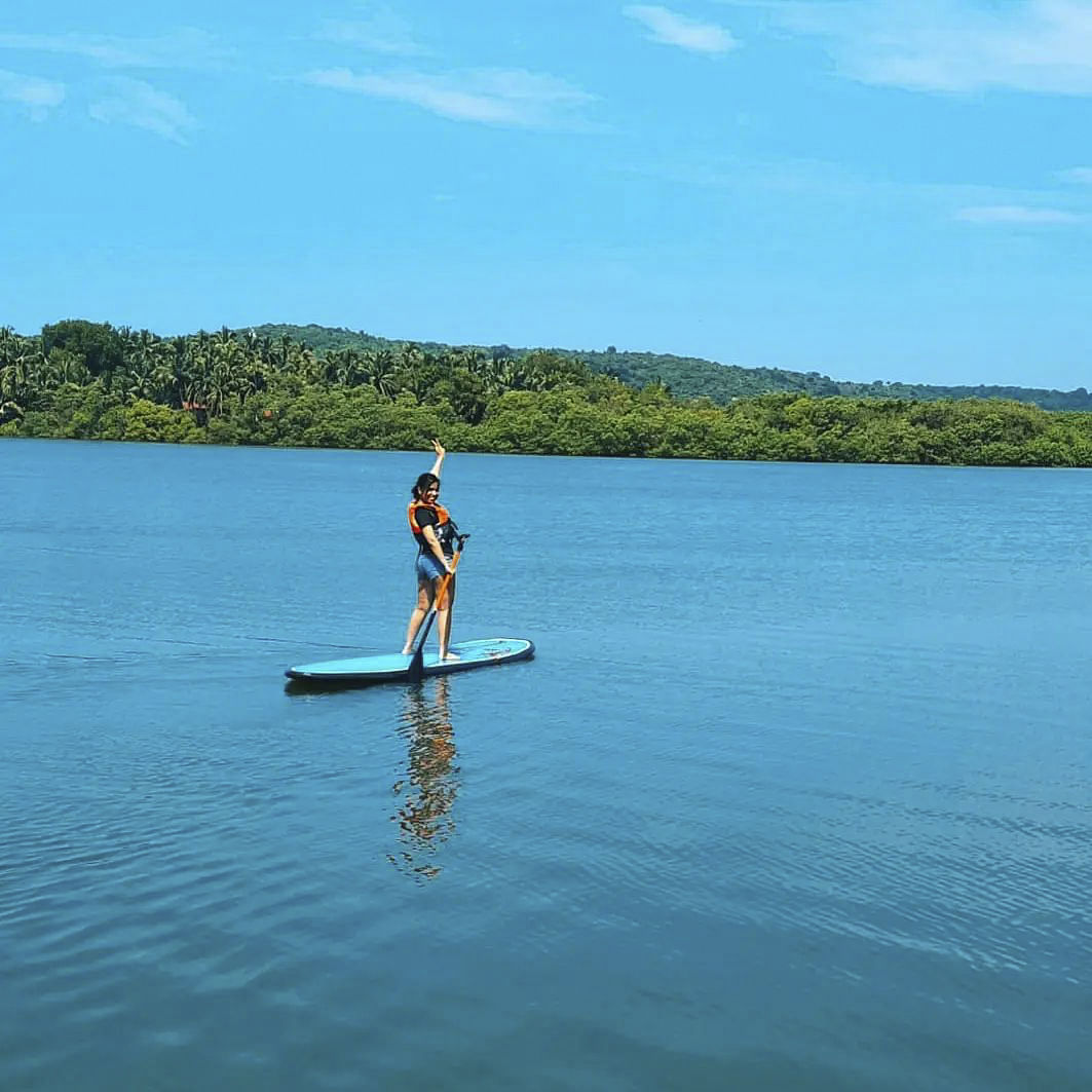 Water,Sky,Paddle,Boat,Boats and boating--Equipment and supplies,Cloud,Outdoor recreation,Lake,Watercraft,Coastal and oceanic landforms